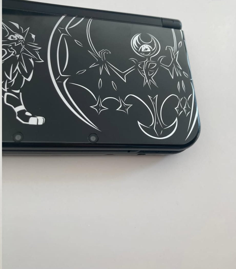 Nintendo New 2DS XL Edición Especial Pokémon Lunala & Solgaleo